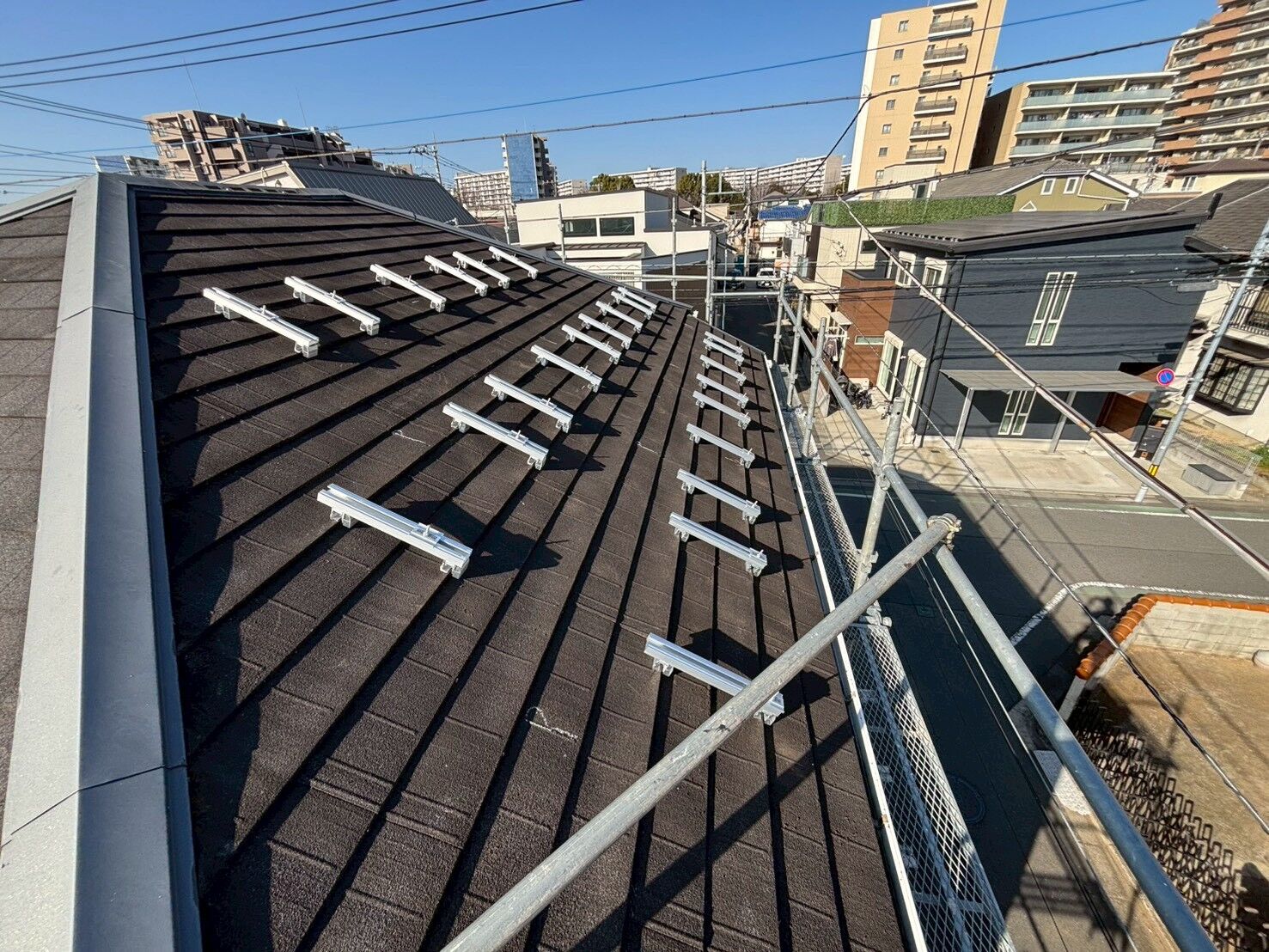屋根形状に合わせた太陽光発電システム施工と蓄電池設置のご紹介
