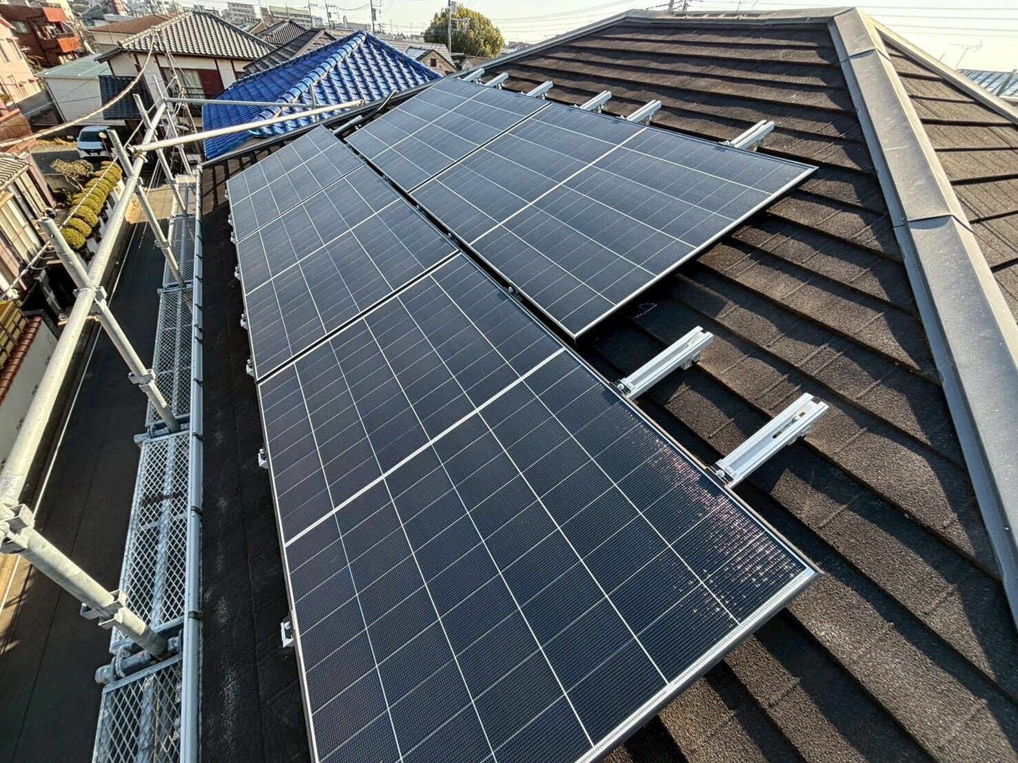 屋根形状に合わせた太陽光発電システム施工と蓄電池設置のご紹介