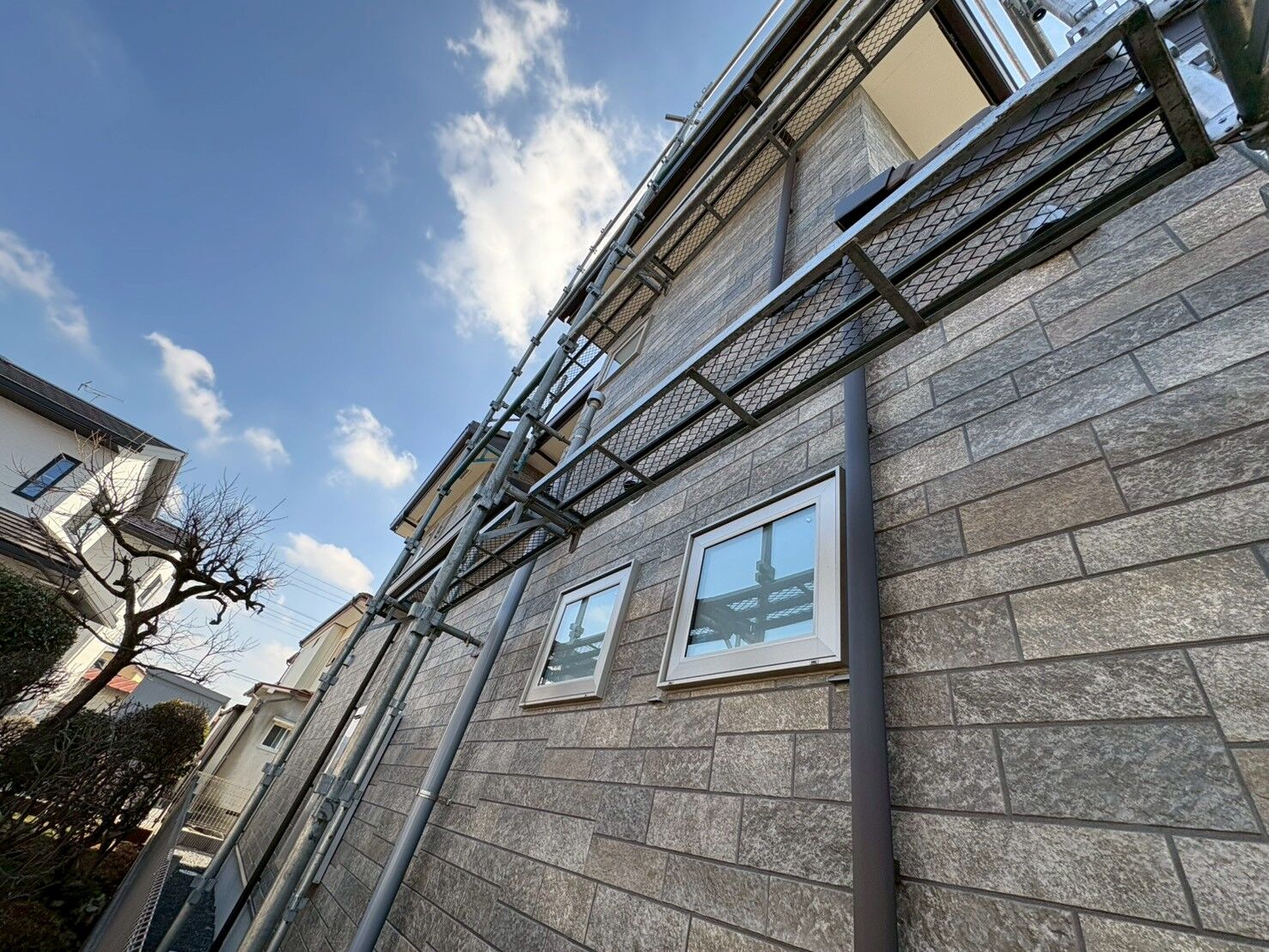 太陽光パネル設置工事と足場の重要性について