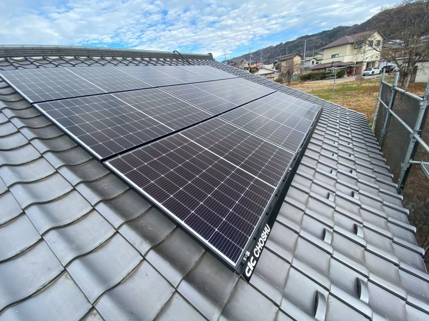 瓦屋根住宅に太陽光パネルを設置しました【施工事例】