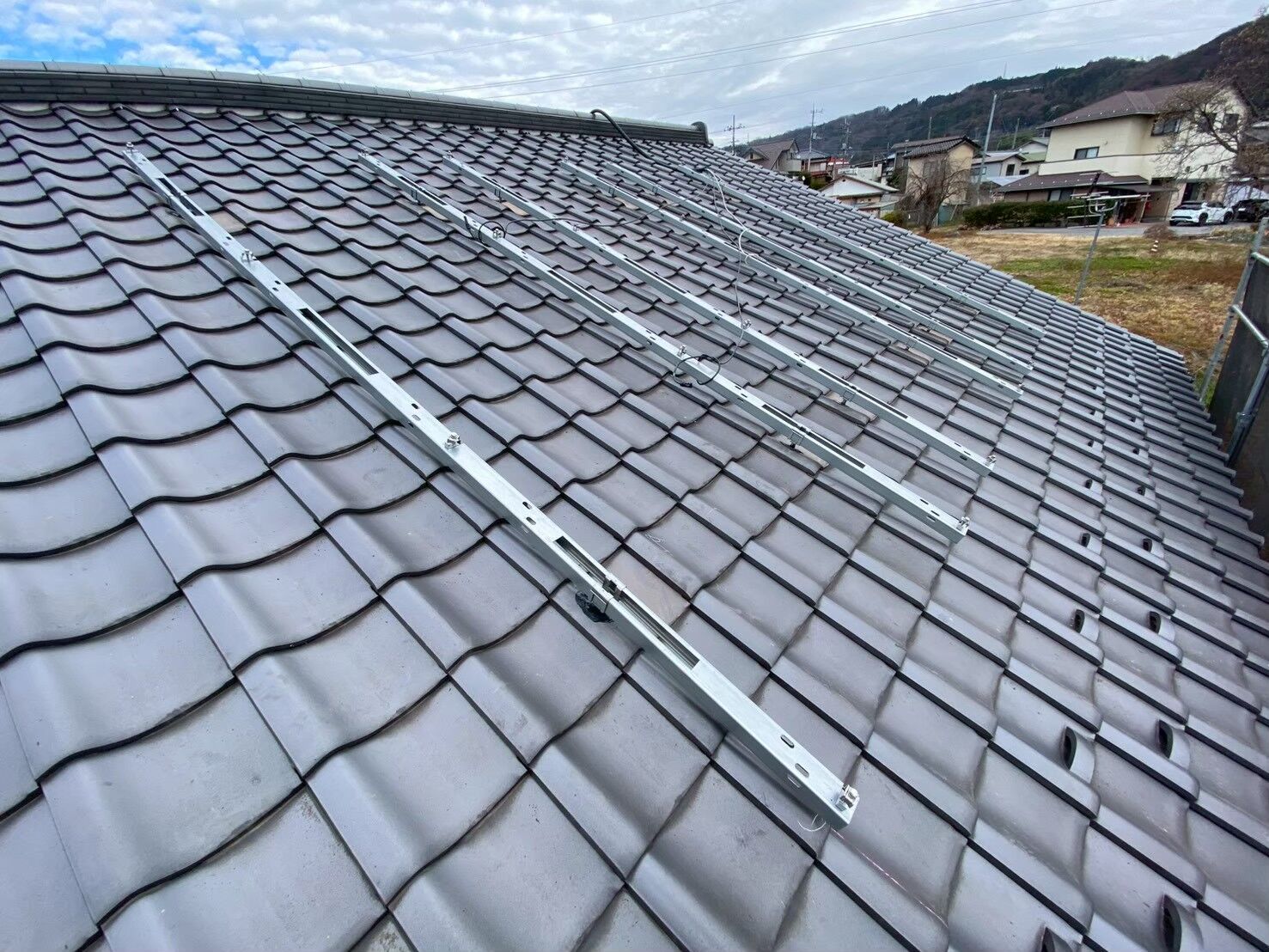瓦屋根住宅に太陽光パネルを設置しました【施工事例】