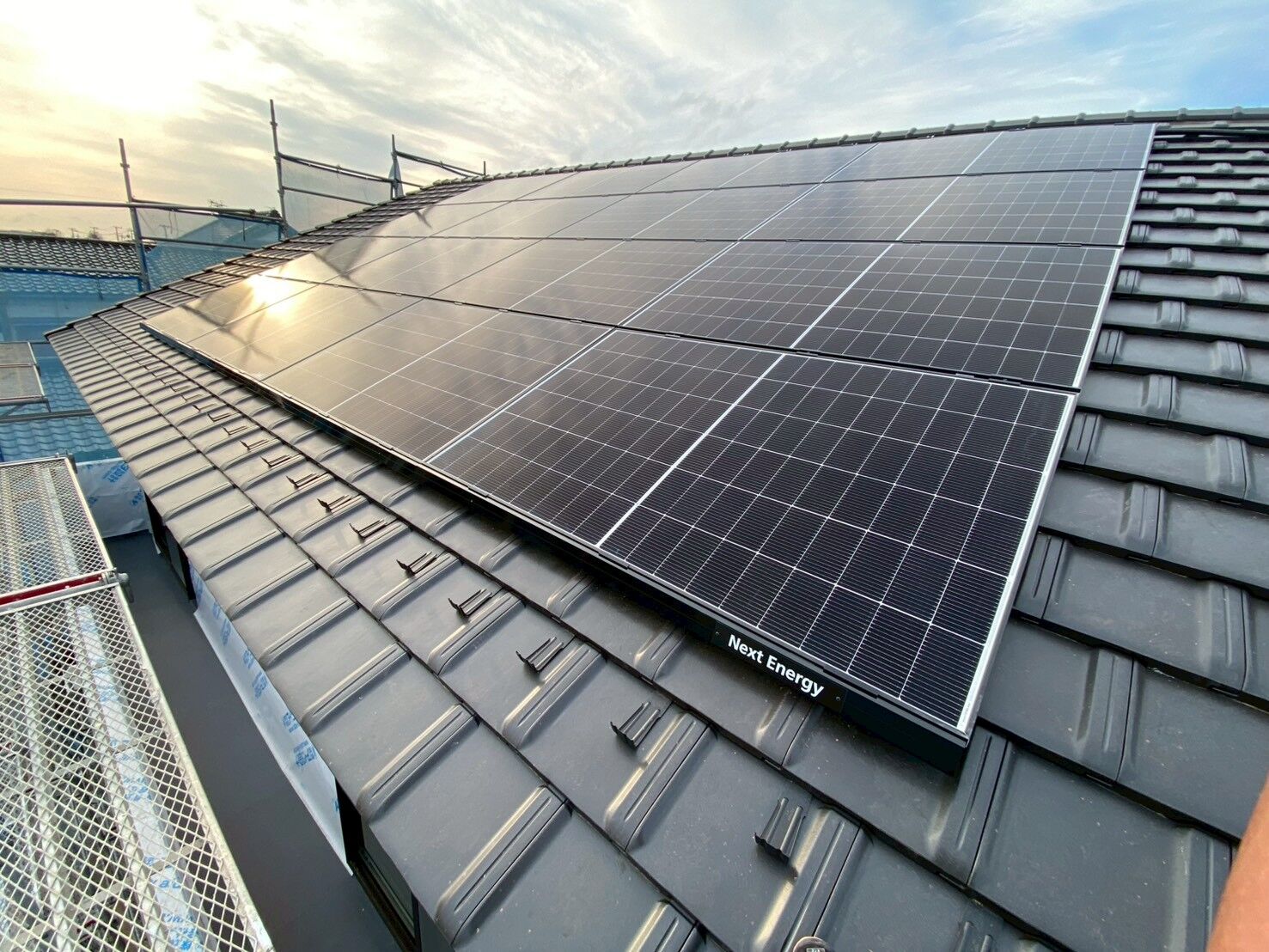 瓦屋根に太陽光パネルを設置しました【施工事例】