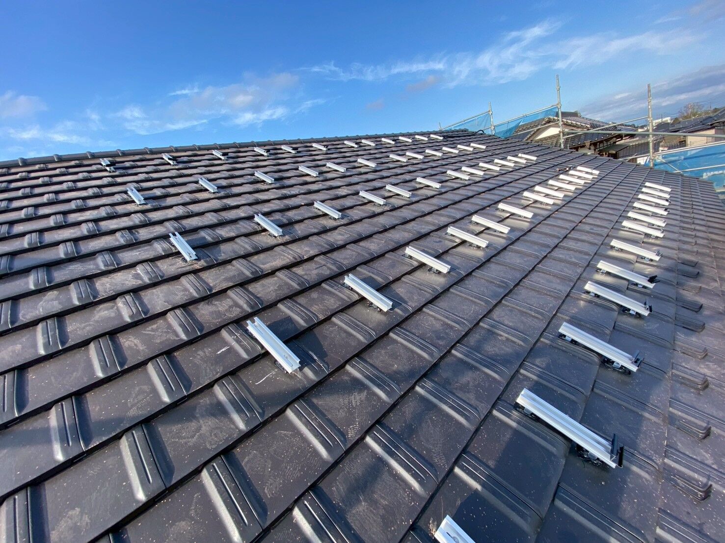 瓦屋根に太陽光パネルを設置しました【施工事例】