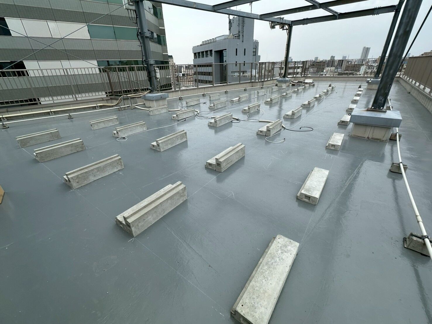 【施工事例】ビル屋上への太陽光パネル設置工事（架台設置〜パネル施工まで）