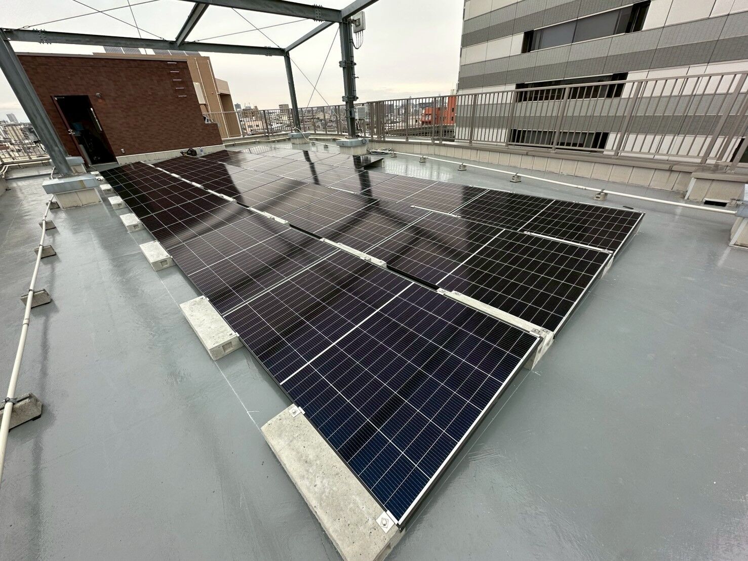 【施工事例】ビル屋上への太陽光パネル設置工事（架台設置〜パネル施工まで）