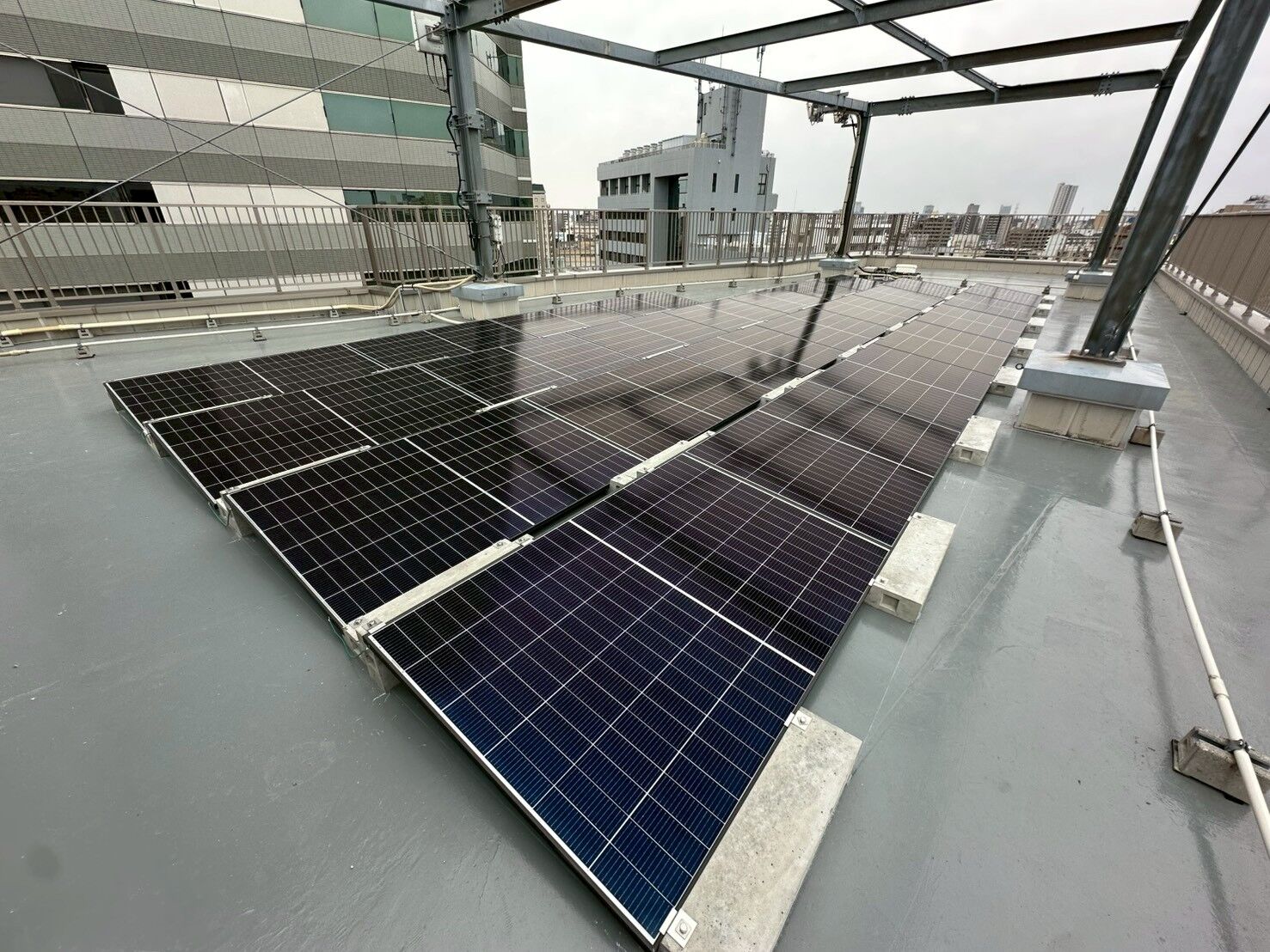 【施工事例】ビル屋上への太陽光パネル設置工事（架台設置〜パネル施工まで） | ブログ | 太陽光・蓄電池の会社｜安い費用で設置・メンテナンス ...