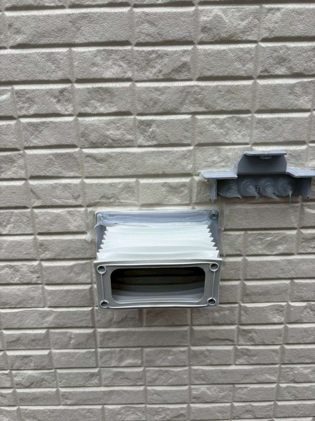 太陽光発電＋蓄電池システム施工事例【住宅外壁設置タイプ】
