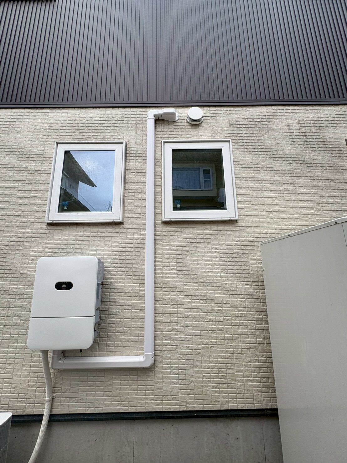 太陽光発電＋蓄電池システム施工事例【住宅外壁設置タイプ】
