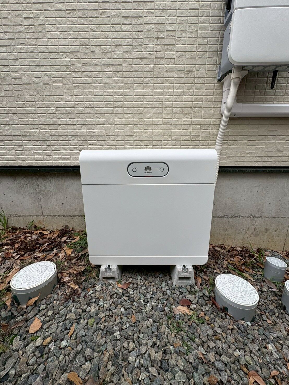 太陽光発電＋蓄電池システム施工事例【住宅外壁設置タイプ】