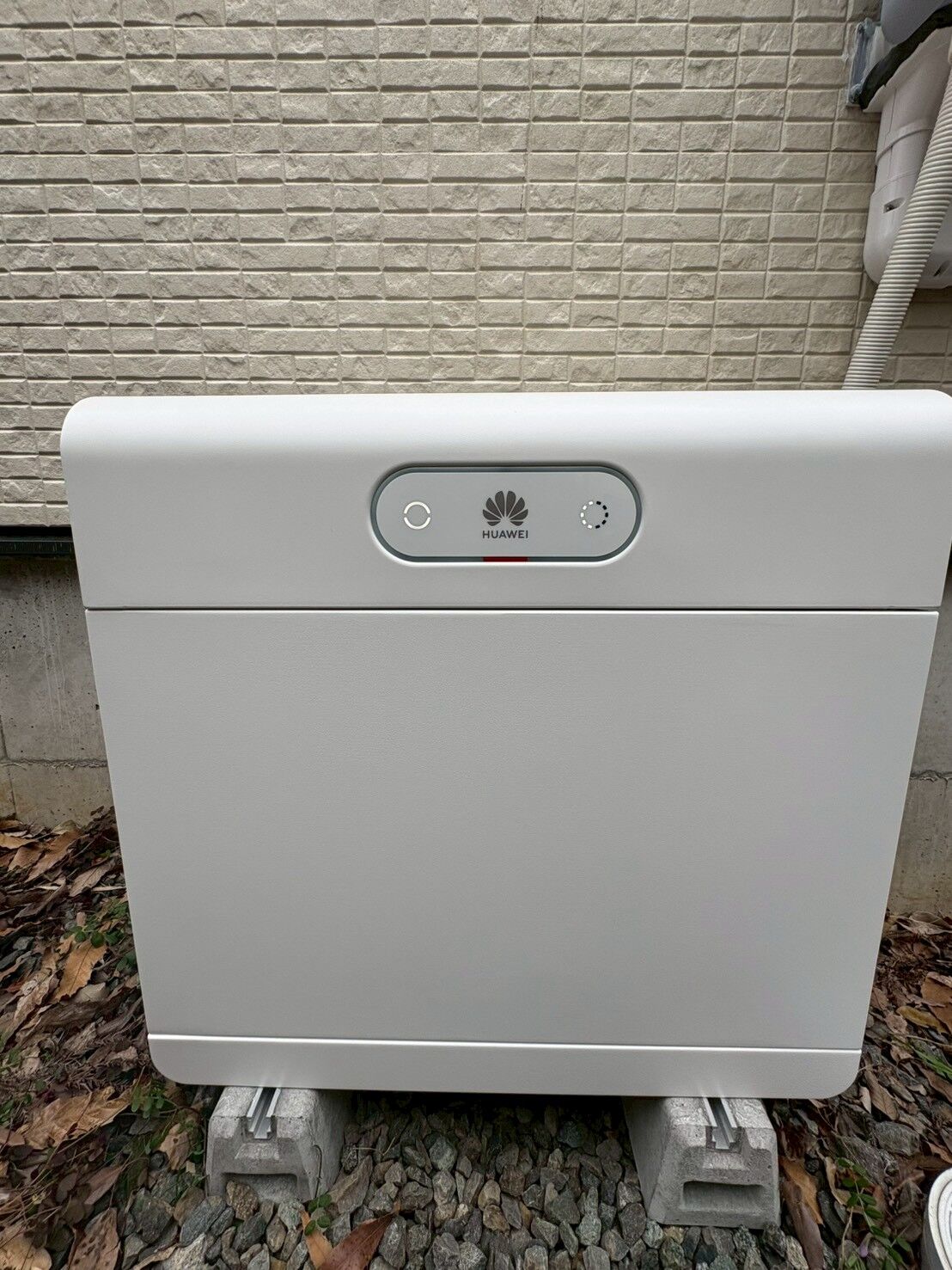 太陽光発電＋蓄電池システム施工事例【住宅外壁設置タイプ】
