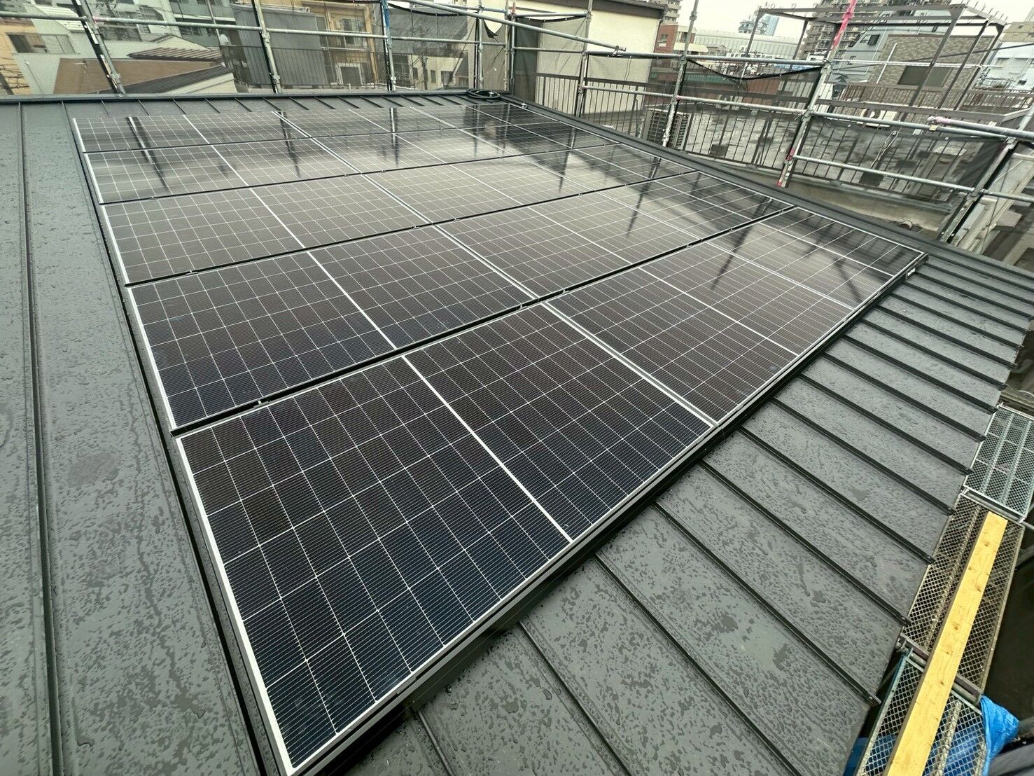 【施工事例】立平屋根への太陽光パネル設置工事｜クランプ固定で安心施工