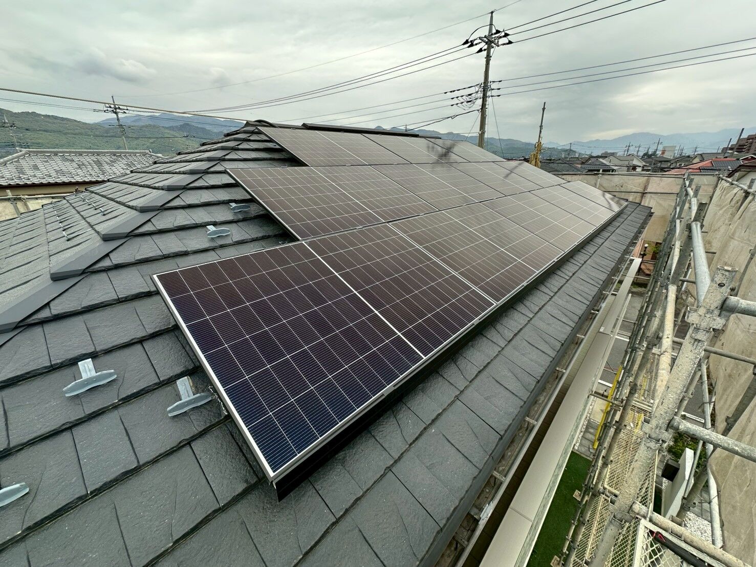 スレート屋根への太陽光パネル設置工事｜施工事例