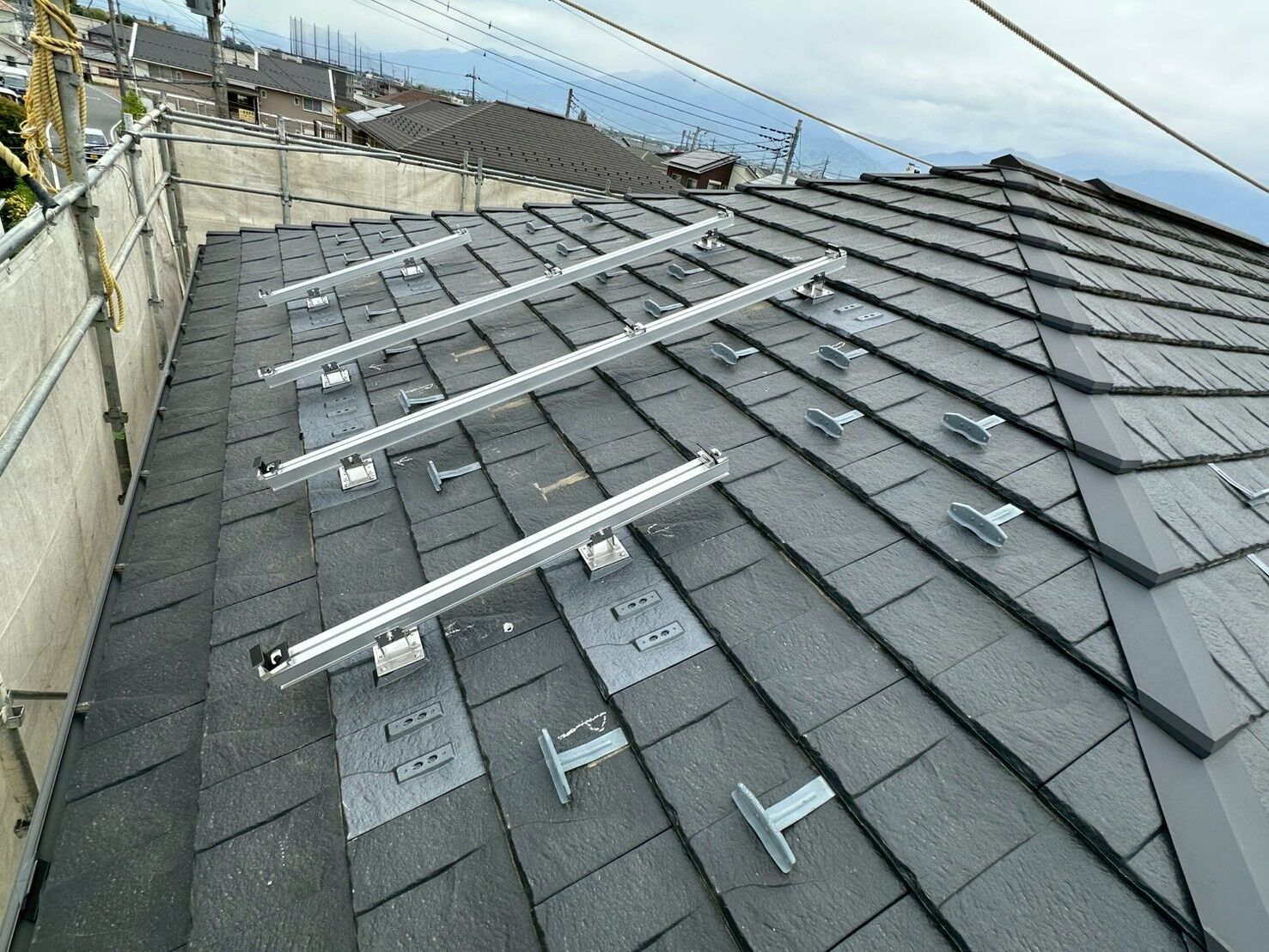 スレート屋根への太陽光パネル設置工事｜施工事例