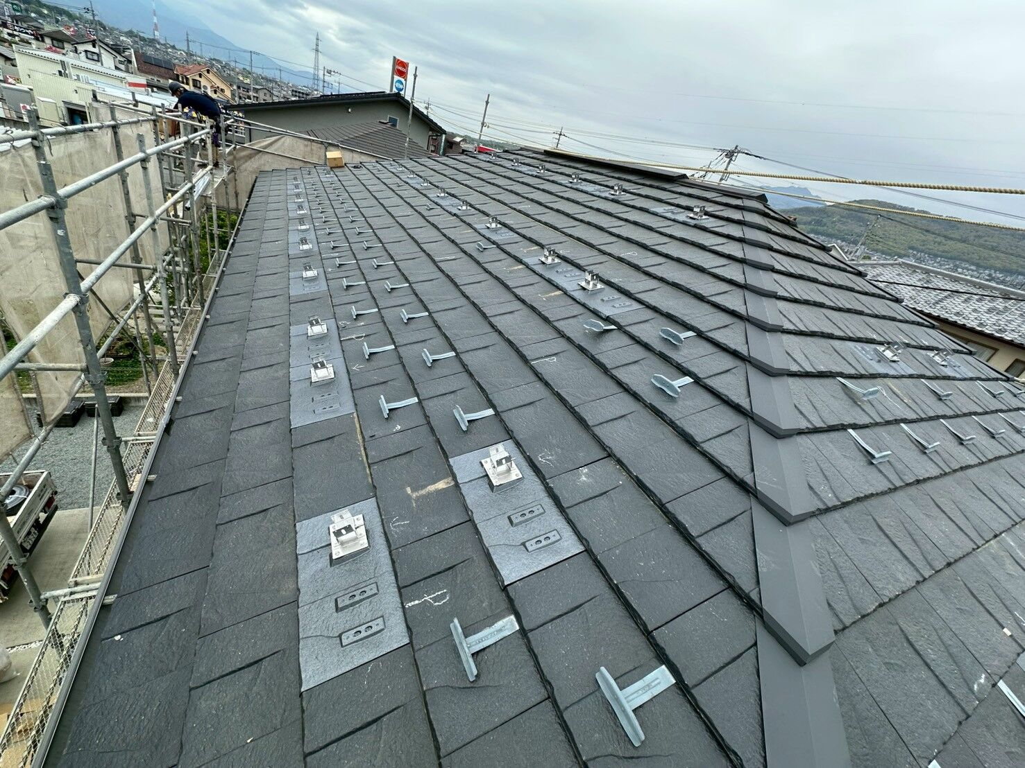 スレート屋根への太陽光パネル設置工事｜施工事例
