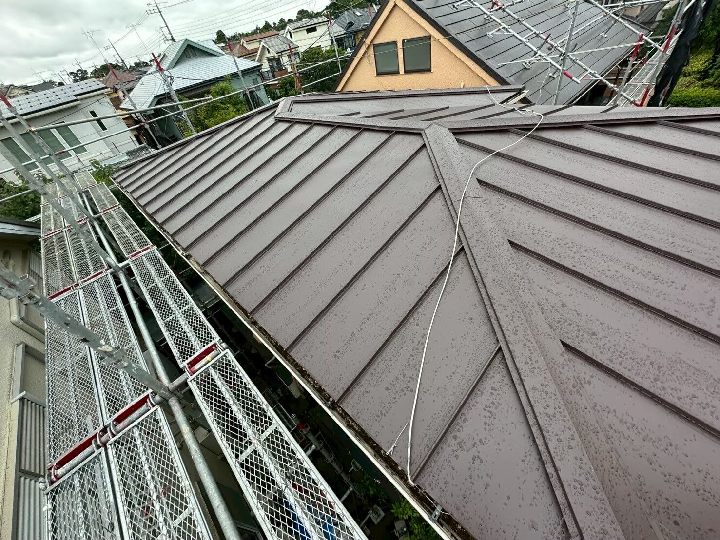 金属屋根の太陽光工事｜パネル設置前の屋根と取付金具を写真で紹介