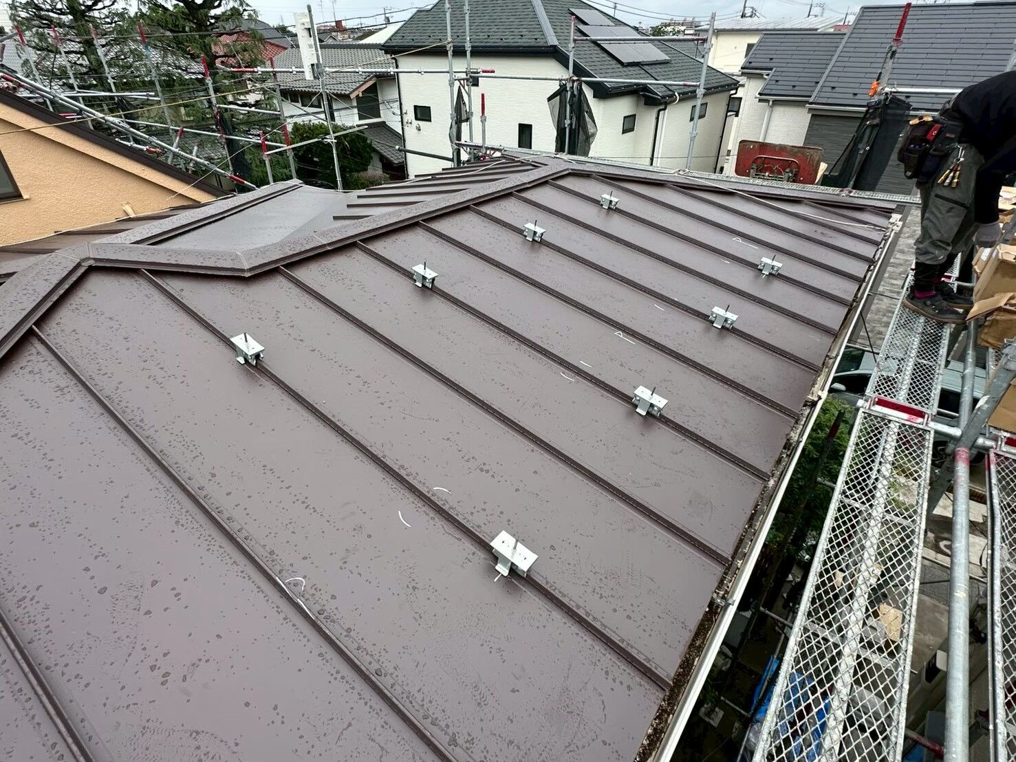 金属屋根の太陽光工事｜パネル設置前の屋根と取付金具を写真で紹介