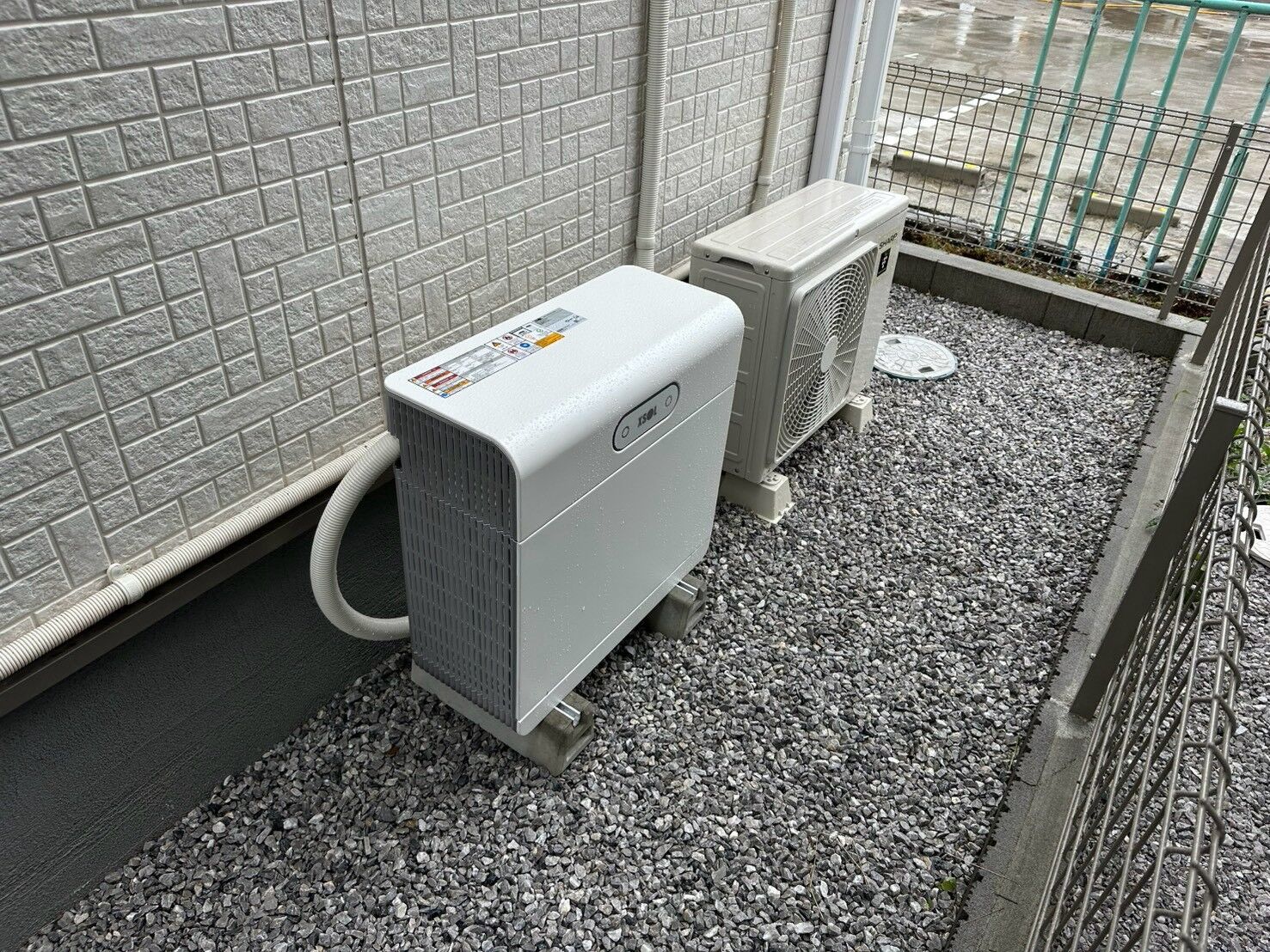 屋外の蓄電池施工写真｜本体・足元・配管の設置状態をご紹介
