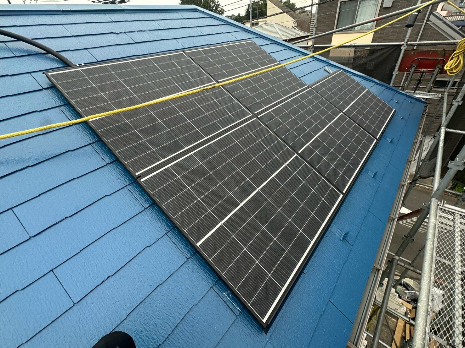青い屋根の太陽光パネル施工写真｜設置前後の屋根面を比較