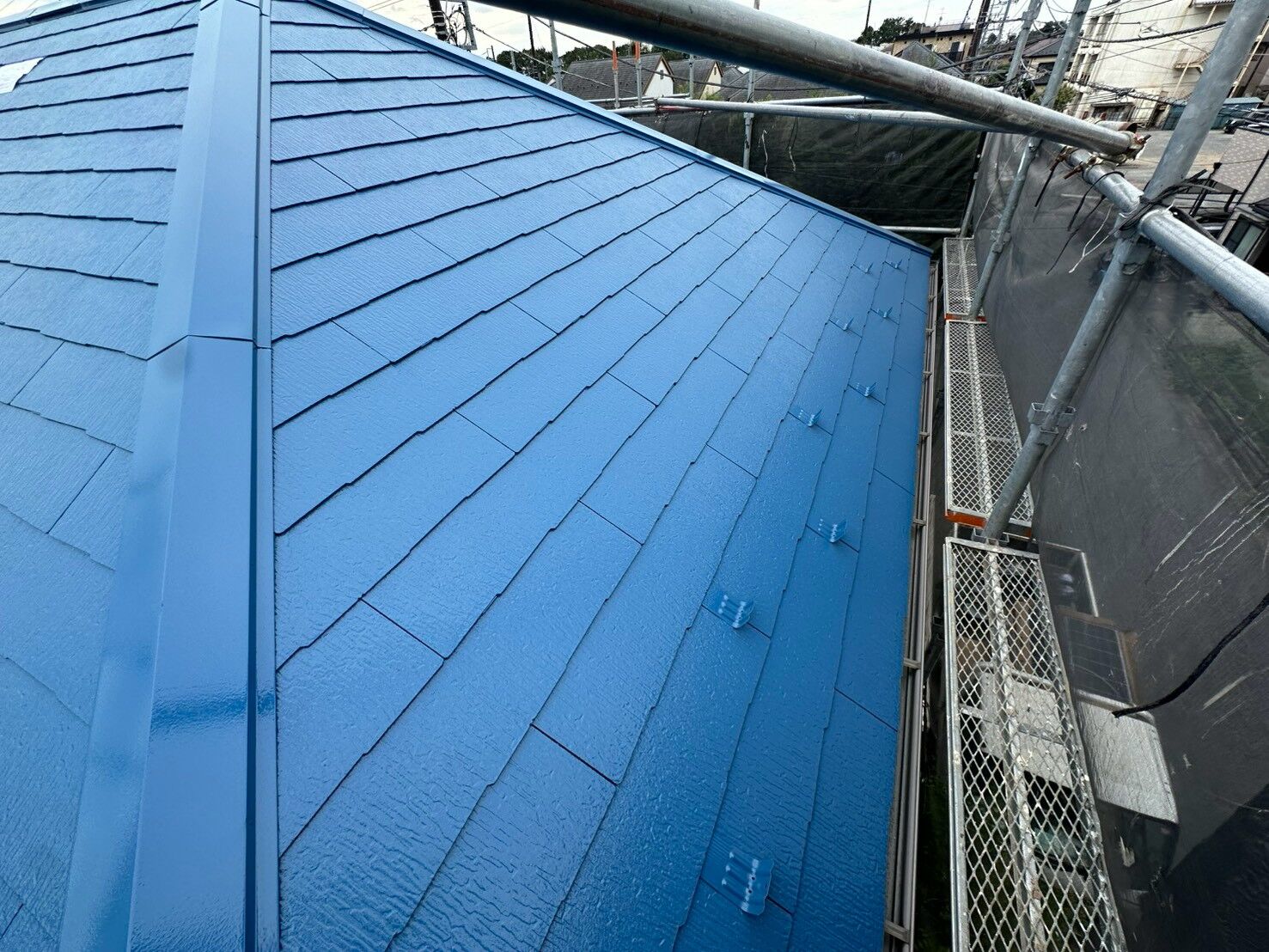 青い屋根の太陽光パネル施工写真｜設置前後の屋根面を比較